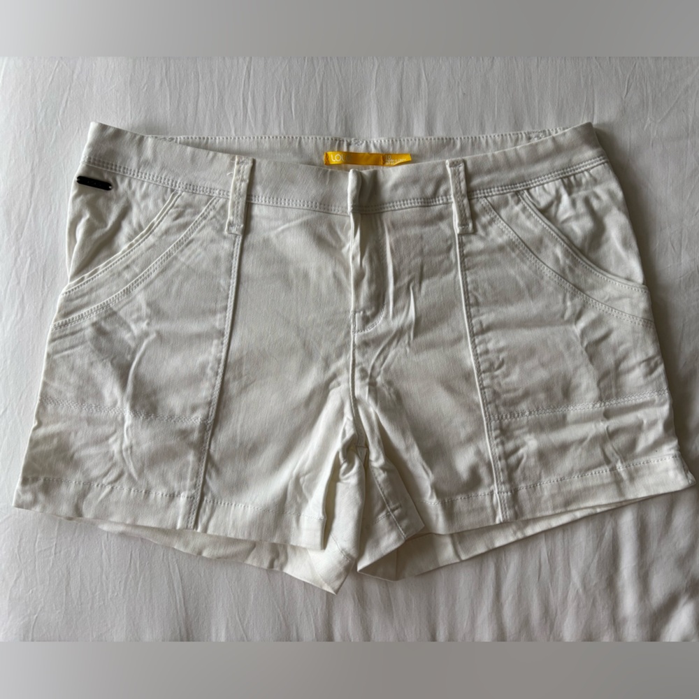 PRE-OWNED Lole White Flat Front Shorts Casual Style | 10